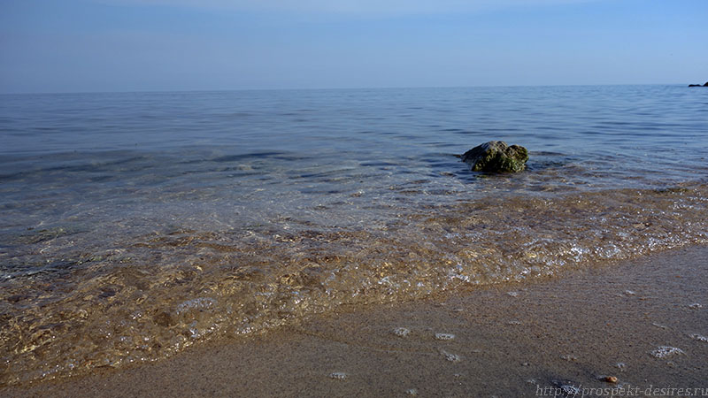 Кристально чистая вода Байкала на пляже бухты Хурай Хэлзын, о. Ольхон