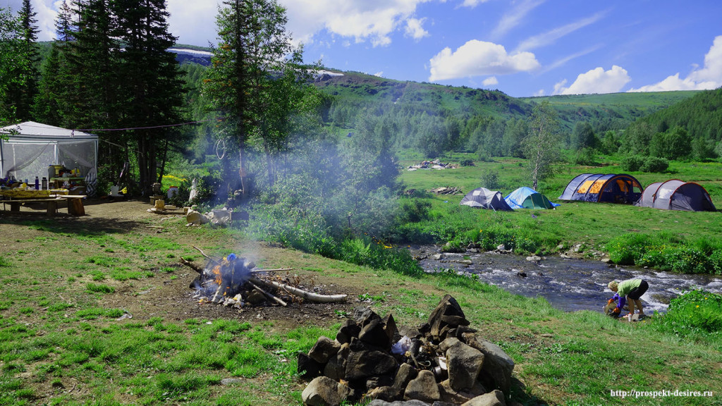 Палаточный лагерь на поляне, где берет начало тропа на Ивановские озера