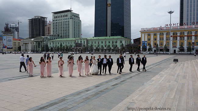 свадьба на площади Сухэ Батора