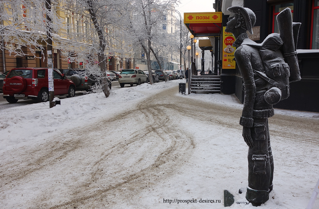 Памятник туристу. Памятник туристу в Иркутске. Ставский Илья памятники Иркутска. Памятник туристу в Иркутске скульптор. . Иркутск достопримечательности памятник туристу.